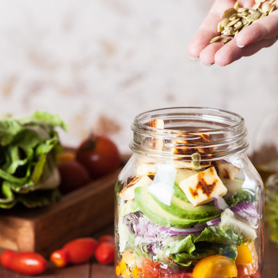 Το κρυφό υλικό που θα κάνει τη σαλάτα σου τόσο νόστιμη όσο του εστιατορίου