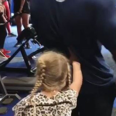 Χαμός στο διαδίκτυο με ένα 7χρονο κορίτσι – Δείτε γιατί «κράζουν» τη μητέρα της (photos)