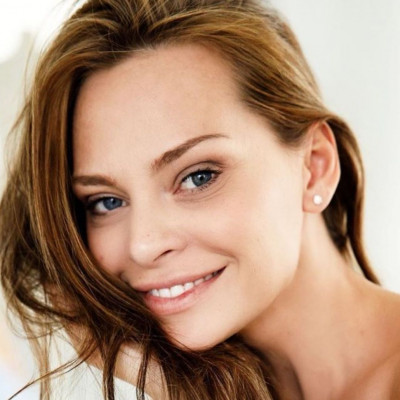 Υβόννη Μπόσνιακ: Η κόρη της κοιμάται σε αιώρα στην παραλία (pics)