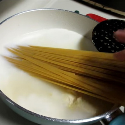 Έβαλε γάλα και έριξε μακαρόνια - Μόλις δείτε γιατί θα το κάνετε κι εσείς (video)