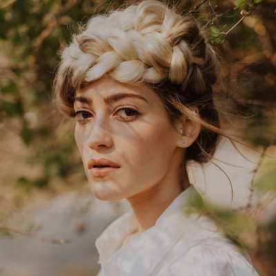 Κοτσίδα στεφάνι: Το πιο δροσερό, εύκολο και stylish καλοκαιρινό χτένισμα