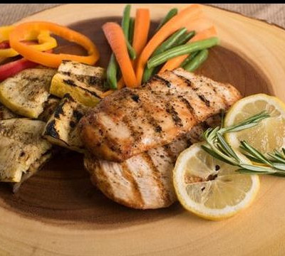 Καλοκαιρινό μενού: Τρεις υγιεινές συνταγές με κοτόπουλο που τα παιδιά θα λατρέψουν