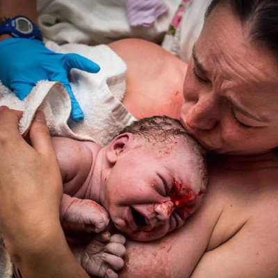 Μαμάδες κρατούν στην αγκαλιά το νεογέννητο μωρό τους και ξεσπούν σε κλάματα