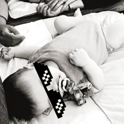 Ύπνε που παίρνεις τα παιδιά:Ελληνίδα μαμά κοιμάται στο πλευρό του γιου της