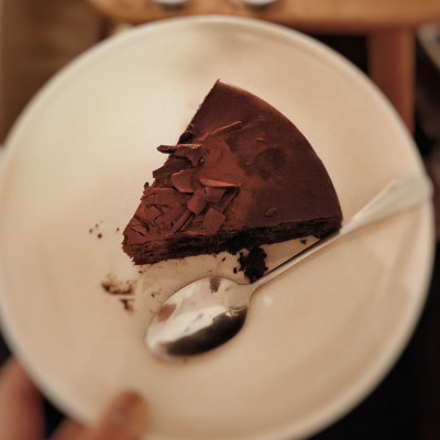 Μπορείς να φτιάξεις κέικ σοκολάτας χωρίς να το ψήσεις; Κι όμως μπορείς!