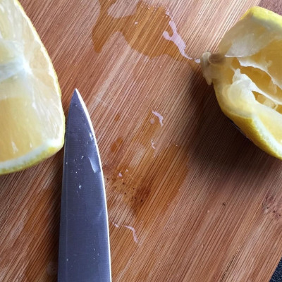 Έτριψε λεμόνι σε ξύλο κοπής - Θα το κάνετε άμεσα (video)