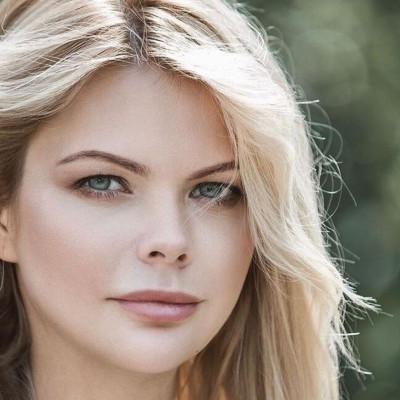 Πρώην υφυπουργός ανακοίνωσε νέο κόμμα φορώντας μόνο μαγιό (pics+vid)