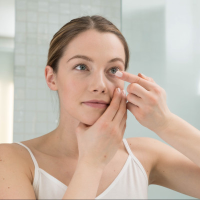 Φοράς φακούς επαφής το καλοκαίρι; Ο ειδικός σού λέει τι να προσέξεις