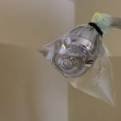 Έβαλε ξύδι σε σακούλα και τύλιξε το τηλέφωνο του μπάνιου - Δείτε γιατί (video)