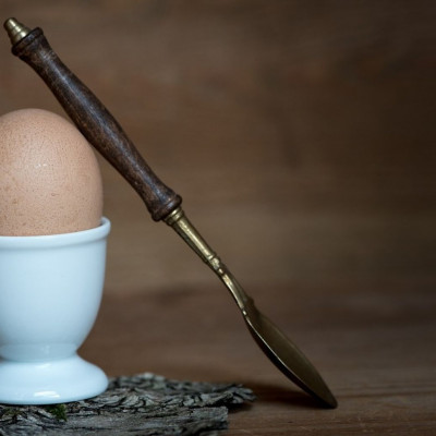 Έβαλε κουτάλι σε βρασμένο αυγό - Θα το κάνετε άμεσα (video)