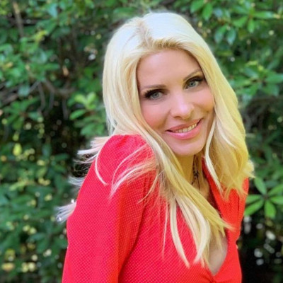 Η Ελένη Μενεγάκη φωτογραφίζεται στην αυλή του σπιτιού της