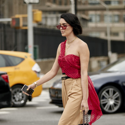 Fashion DIY: Φτιάξε ένα κομψό one shoulder top (video)