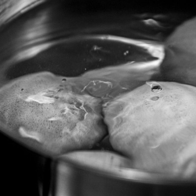 Καθάρισε αυγά κουνώντας την κατσαρόλα (video)