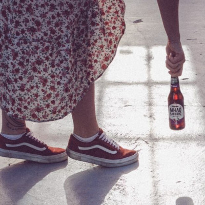 Πλατεία, παρέα και ΜΗΛΟΚΛEΦΤΗΣ με κεράσι: Η νέα συνήθεια που αγαπήσαμε