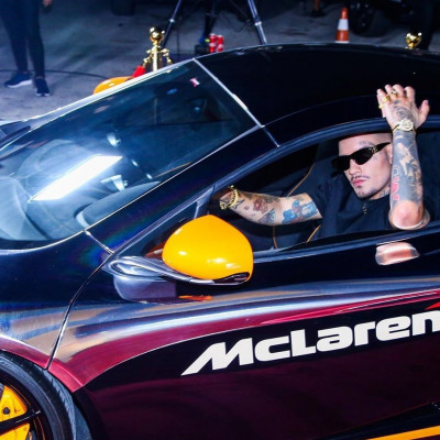 O Snik δεν κολλάει πουθενά! Μόλις «έσκασε» το music video του «Millionaire»