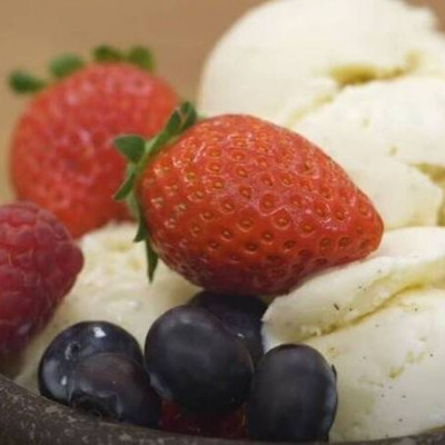 Ο Άκης Πετρετζίκης φτιάχνει σπιτικό παγωτό φράουλα