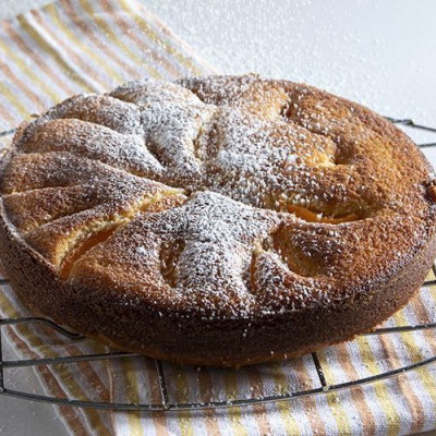 Έχεις δοκιμάσει κέικ με βερίκοκα; Ο Άκης έχει την τέλεια συνταγή