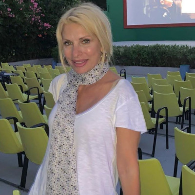 Ελένη Μενεγάκη: Στα Άχλα φορώντας το παιδικό καπέλο της Μαρίνας (pics)