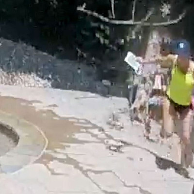 Γιος φώναξε στη μητέρα του γιατί έπεφτε δέντρο πάνω της (video)