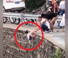 Θα έβαζες το παιδί σου σε κίνδυνο για μια φωτογραφία;