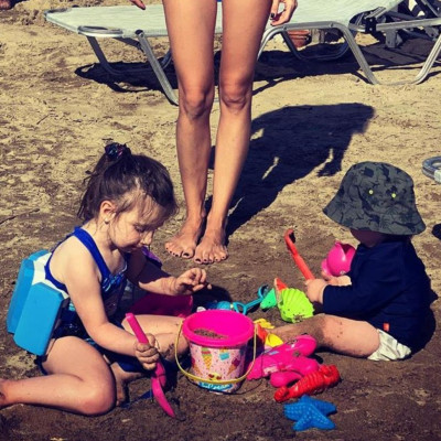 Πιο όμορφη από ποτέ η Ελληνίδα μαμά - Στην παραλία με τα παιδιά της (pics)