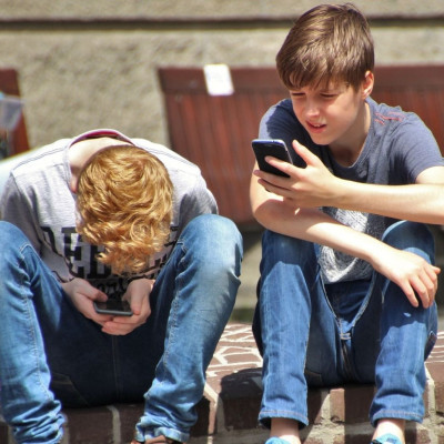 Ανήλικο αγόρι έπαιζε 22 ώρες στο κινητό και υπέστη εγκεφαλικό (vid)