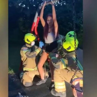 Θέλησε να φτιάξει βίντεο στο Tik Tok αλλά κόλλησε στην κούνια (video)