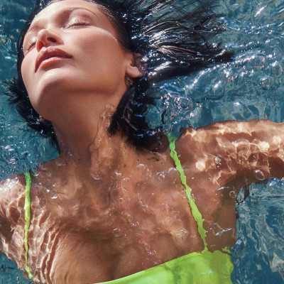 Η Bella Hadid στην τελευταία της φωτογράφηση με μαγιό δεν παίζεται