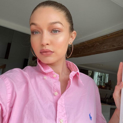 Η Gigi Hadid δείχνει τη φουσκωμένη της κοιλιά στον 7ο μήνα της εγκυμοσύνης