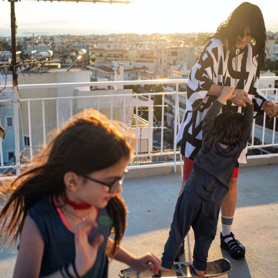 Ζενεβιέβ Μαζαρί: Χορεύει μέσα στο δρόμο με τα παιδιά της και γίνεται viral