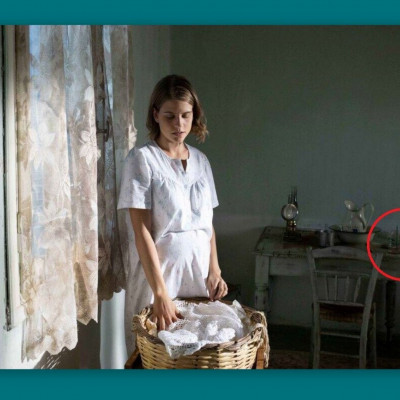 Άγριες Μέλισσες: Όλη η αλήθεια για τη φώτο με το ποτήρι καφέ και το κινητό