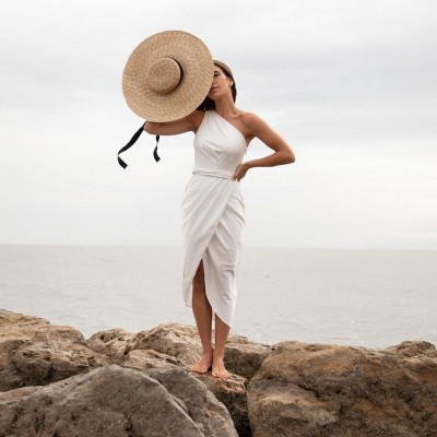 Οδηγός Αγοράς: 10 φορέματα παραλίας για κομψές εμφανίσεις και στη θάλασσα