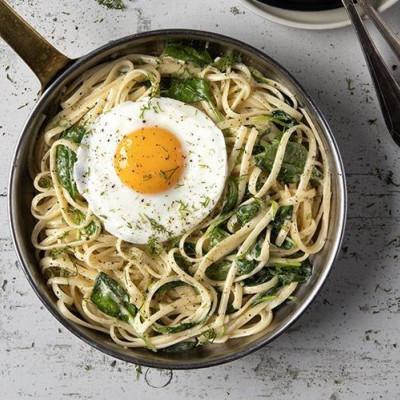 Λιγκουίνι με σπανάκι και τηγανητά αβγά από τον Άκη Πετρετζίκη