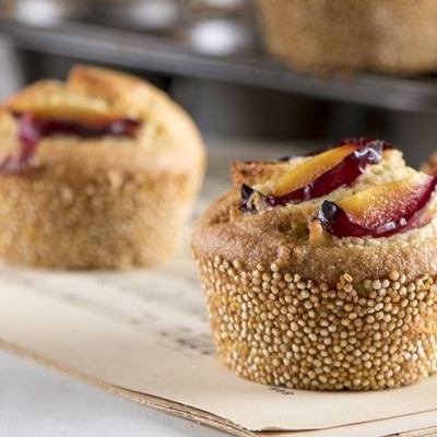 Muffins με κινόα και δαμάσκηνα από τον Άκη Πετρετζίκη