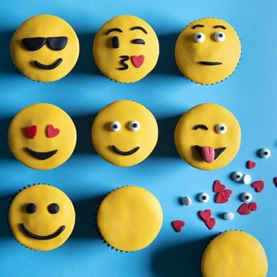 Άκης Πετρετζίκης: Συνταγή για Emoji cupcakes