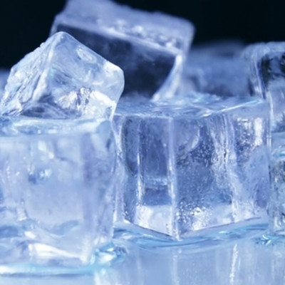 Έβαλε παγάκια στο πλυντήριο των ρούχων - Το κόλπο που τη βοήθησε (video)