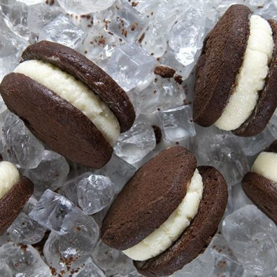 Σάντουιτς με παγωτό βανίλια από τον Άκη Πετρετζίκη