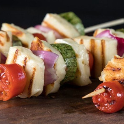 Άκης Πετρετζίκης: Σουβλάκια με χαλούμι, κολοκυθάκια και ντοματίνια