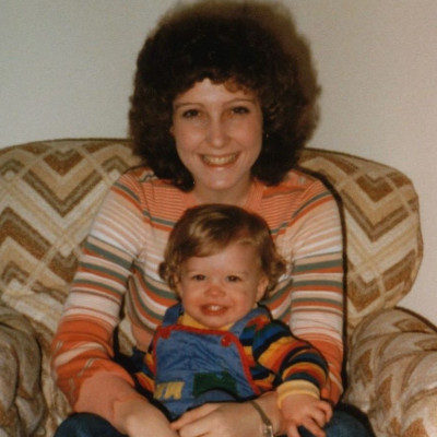 Φαντάζεσαι ποιος κούκλος τραγουδιστής είναι το αγοράκι της photo;