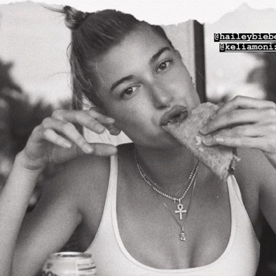 Αυτό είναι το cheat meal που επιτρέπει η Hailey Bieber στον εαυτό της