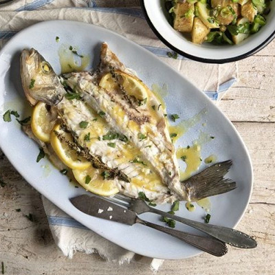 Σήμερα το μεσημέρι φτιάχνουμε λαβράκι στον φούρνο από τον Άκη Πετρετζίκη