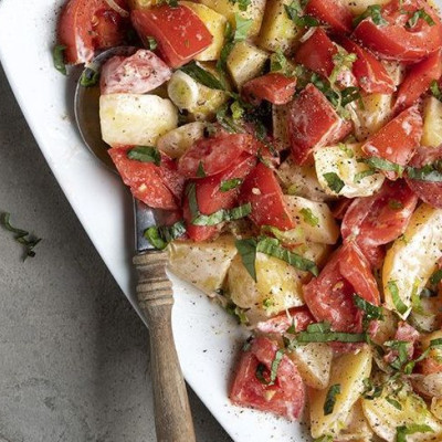 Άκης Πετρετζίκης: Πατατοσαλάτα με ντομάτες