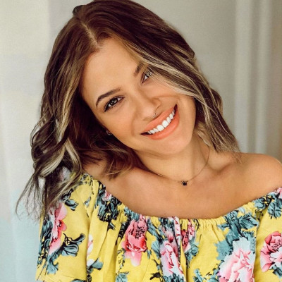 Η Λάουρα Νάργες δείχνει πώς είναι χωρίς ίχνος μακιγιάζ στις διακοπές της