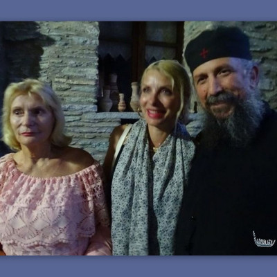 Ελένη Μενεγάκη: Με τη μητέρα της και τον Μάκη σε μοναστήρι της Άνδρου