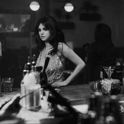 Η Selena Gomez φόρεσε το ωραιότερο maxi φόρεμα για φέτος