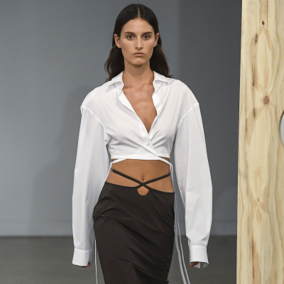 Midriff flossing: Το sexy twist που θα κάνει πιο ενδιαφέροντα τα σύνολά σου