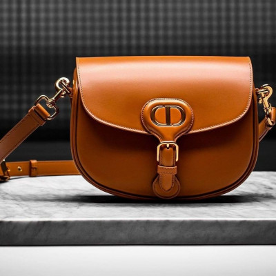 #DiorBobby: H νέα It-Bag του γαλλικού Οίκου Μόδας είναι προορισμένη για να ξεχωρίσει