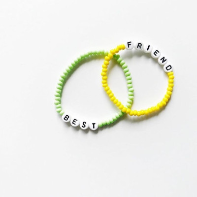 Βρήκαμε πώς θα φτιάξεις μοναδικά DIY βραχιόλια φιλίας