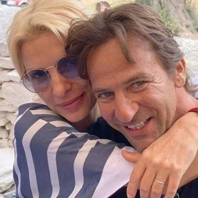 Η Ελένη Μενεγάκη στην Αθήνα και δείτε τι κάνει ο Μάκης της στα Άχλα!