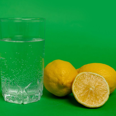 Νερό με λεμόνι: Οι πιθανές παρενέργειες (εικόνες)